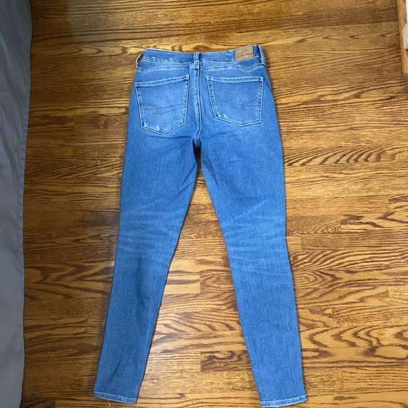 American Eagle- Ripped Knee Short Dream Jean - Picture 3 of 3